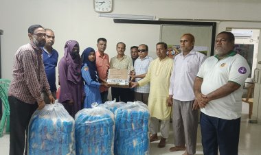 বন্যার্তদের জন্য শুকনো খাবার দিলেন আজিজুর রহমান ফিরোজ