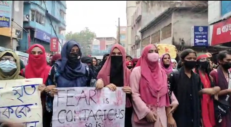 চাঁপাইনবাবগঞ্জে কোটা আন্দোলন নিয়ে শিক্ষার্থীদের বিক্ষোভ মিছিল