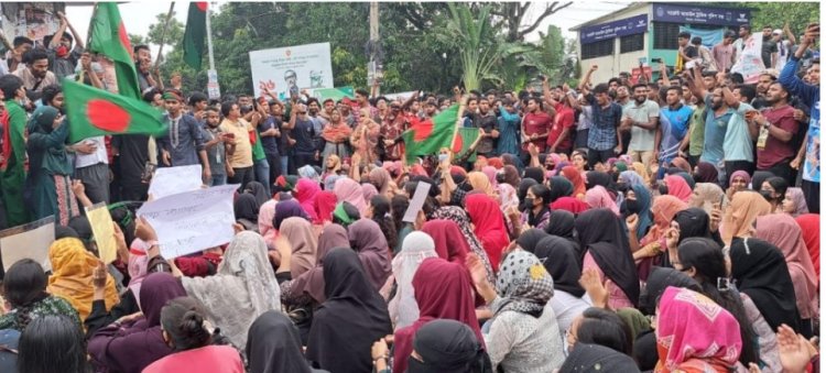 চাঁপাইনবাবগঞ্জে মহাসড়ক অবরোধ করে বিক্ষোভ-সমাবেশ করেছে শিক্ষার্থীরা