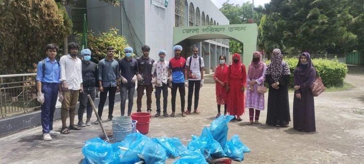 চাঁপাইনবাবগঞ্জে ট্রাফিক ও পরিষ্কার পরিচ্ছন্নতা কার্যক্রম চালিয়েছে শিক্ষার্থীরা