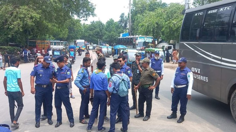 এক সপ্তাহ পর চাঁপাইনবাবগঞ্জে যান চলাচল নিয়ন্ত্রণে কাজ শুরু করেছে ট্রাফিক পুলিশ