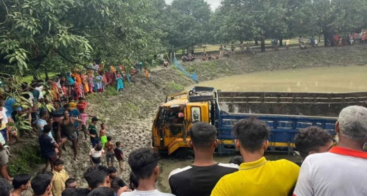 শিবগঞ্জে নিয়ন্ত্রণ হারিয়ে ট্রাক খাদে পড়ে প্রাণ গেল দুই শ্রমিকের