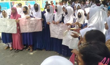 কানসাট উচ্চ বিদ্যালয়ের প্রধান শিক্ষকের পদত্যাগের দাবিতে শিক্ষার্থীদের বিক্ষোভ