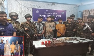 চাঁপাইনবাবগঞ্জে যৌথ বাহিনীর অভিযানে দেশীয় অস্ত্র ও ককটেলসহ তিনজন আটক