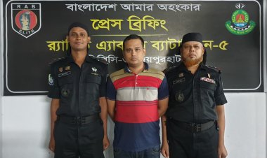 নওগাঁয় অবৈধ বিস্ফোরক দ্রব্যসহ ব্যবসায়ী আটক