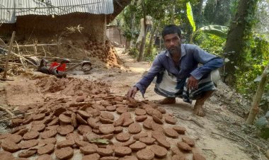 মাটির রঙ বিক্রি করেই জীবন-সংসার চলে আমিনুলের