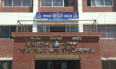 চাঁপাইনবাবগঞ্জে দেশীয় অস্ত্রসহ তিনজন আটক