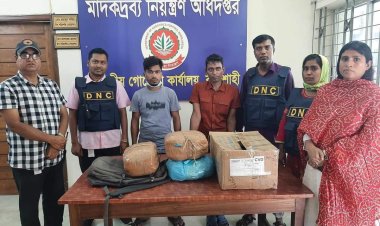 নাটোরে যাত্রীবাহী বাস তল্লাশী করে গাঁজাসহ দুইজন মাদক কারবারী গ্রেফতার