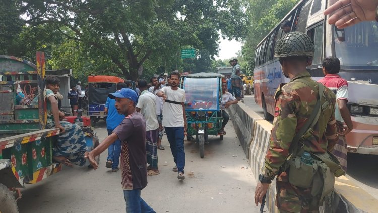 চাঁপাইনবাবগঞ্জের মহানন্দা সেতুতে ব্যাটারিচালিত অটোরিকশার টোল আদায় বন্ধ