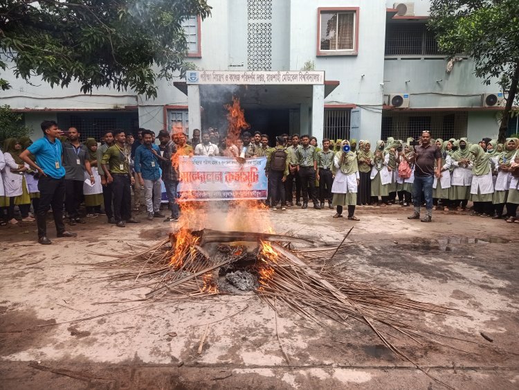 গলায় দড়ি ঝুলিয়ে স্বেচ্ছায় নিজেদের‘ফাঁসি’চাইলেন রামেবির বৈষম্যবিরোধী শিক্ষার্থীরা