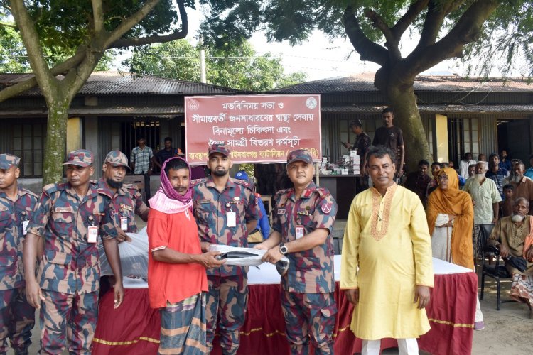 চাঁপাইনবাবগঞ্জের সীমান্তবর্তী এলাকায় বিনামূল্যে চিকিৎসা ও বিভিন্ন উপকরণ বিতরণ