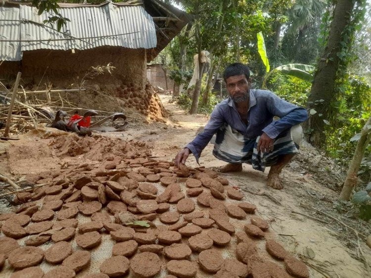 মাটির রঙ বিক্রি করেই জীবন-সংসার চলে আমিনুলের