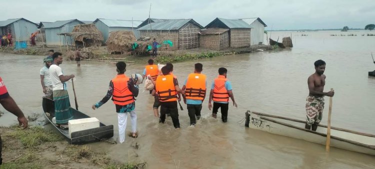 চাঁপাইনবাবগঞ্জ জেলা স্বেচ্ছাসেবী প্ল্যাটফর্ম বন্যার্তদের পাশে