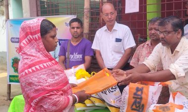 নিয়ামতপুরে শারদীয় দুর্গাপূজা উপলক্ষ্যে বস্ত্র বিতরণ