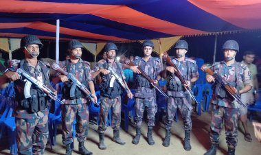 গোমস্তাপুরে ১৬ বিজিবি চাঁড়াল ডাঙ্গা ক্যাম্পের পূজা মন্ডুপ পরিদর্শন