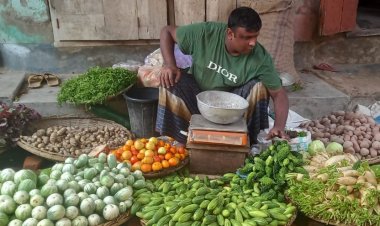 রহনপুর হাটে কাঁচা সবজি দামে লেগেছে আগুন