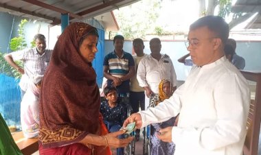 গোমস্তাপুরে মান্নান ঠিকাদার এর হুইল চেয়ার বিতরণ ও আর্থিক অনুদান প্রদান 