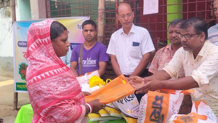 নিয়ামতপুরে শারদীয় দুর্গাপূজা উপলক্ষ্যে বস্ত্র বিতরণ 