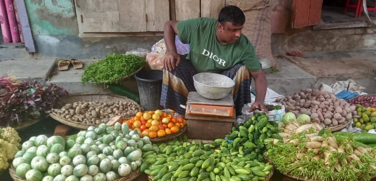 রহনপুর হাটে কাঁচা সবজি দামে লেগেছে আগুন