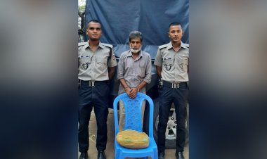 গোদাগাড়ীতে যাত্রীবাহী বাসে গাঁজাসহ বৃদ্ধ গ্রেফতার