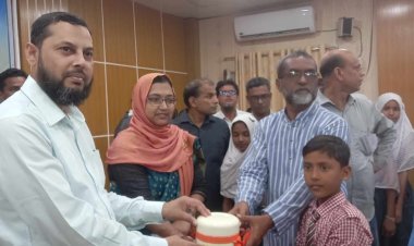 গোমস্তাপুরে শিক্ষার্থীদের মাঝে টিফিনবক্স বিতরণ 