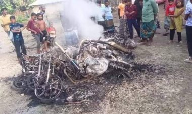 নাচোলে জমি নিয়ে বিরোধের জের ধরে দু'পক্ষের সংঘর্ষ,বাইকে আগুন,ককটেল বিস্ফোরণ