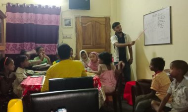 নাহিদ উজ্জামান জ্ঞানের আলো ছড়াচ্ছেন