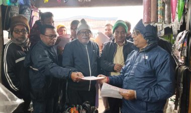 নিয়ামতপুরে বিএনপির ৩১ দফা প্রচারণার লিফলেট বিতরণ করেন সাবেক সাংসদ ডাঃ ছালেক চৌধুরী 