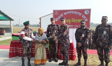 চাঁপাইনবাবগঞ্জে শীতার্ত মানুষের মাঝে শীতবস্ত্র বিতরণ