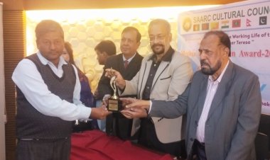 মাদার তেরেসা গোল্ডেন এ্যাওয়ার্ড পেলেন গোমস্তাপুরের সাংবাদিক নাহিদ