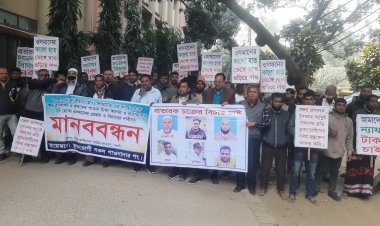 নওগাঁয় প্রতারণার মূলহোতা ওসমানকে গ্রেফতার ও পাওনা টাকা আদায়ের দাবিতে মানববন্ধন