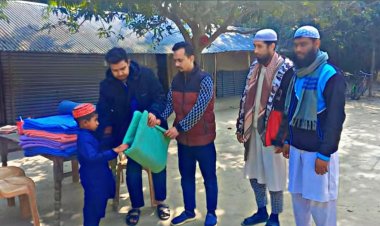 চাঁপাইনবাবগঞ্জে শীতার্তদের মাঝে কম্বল বিতরণ