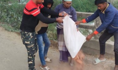 পাবনায় ব্রিজের দুই পাশে ঝুঁকিপূর্ণ রাস্তা সংস্কার করলো শোলাকুড়া সমাজ কল্যাণ ফাউন্ডেশন