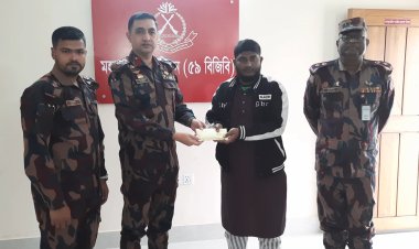 চাঁপাইনবাবগঞ্জে জুলাই বিপ্লবে আহত এক ছাত্রকে নগদ অর্থ সহায়তা দিল বিজিবি