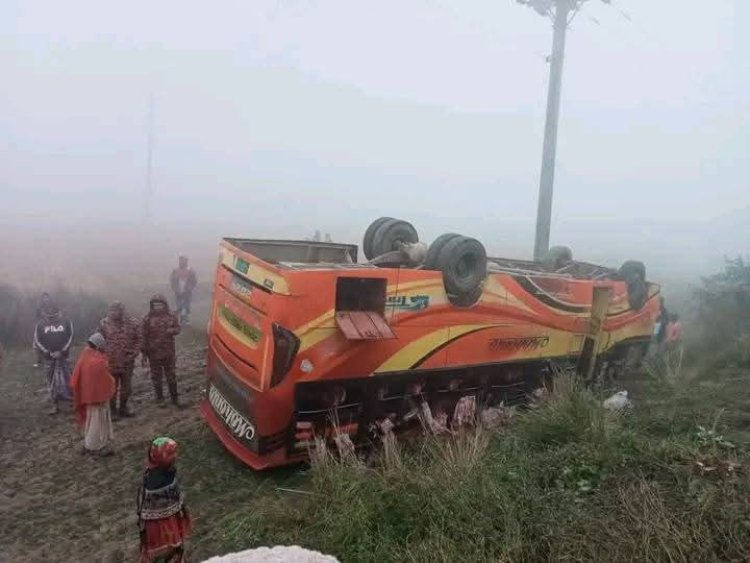 নওগাঁয় ঘন কুয়াশায় বাস উল্টে এক জনের মৃত্যু