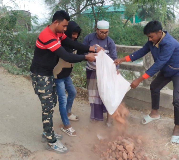 পাবনায় ব্রিজের দুই পাশে ঝুঁকিপূর্ণ রাস্তা সংস্কার করলো শোলাকুড়া সমাজ কল্যাণ ফাউন্ডেশন