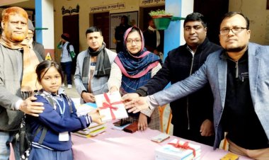 রহনপুর গাজী শিশু শিক্ষা নিকেতনে শিক্ষার্থীদের মাঝে নতুন বই বিতরণ