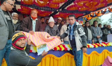 নিয়ামতপুরে বিএনপির শীতবস্ত্র বিতরণ