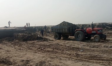 অবৈধভাবে পদ্মা থেকে উত্তোলন করা মাটিসহ ১১টি ট্রাক্টর আটক করে জরিমানা