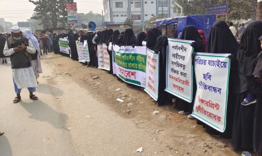 চেহারা নয়,ফিঙ্গারপ্রিন্ট দিয়ে পরিচয় যাচাইয়ের দাবিতে নওগাঁয় মানববন্ধন