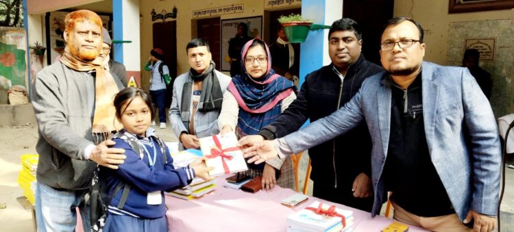 রহনপুর গাজী শিশু শিক্ষা নিকেতনে শিক্ষার্থীদের মাঝে নতুন বই বিতরণ