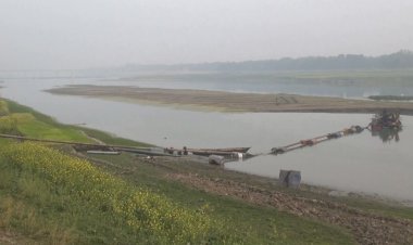 চাঁপাইনবাবগঞ্জে বালু উত্তোলনে হুমকিতে আড়াইশ কোটি টাকার রাবার ড্যাম-ফসলী জমি