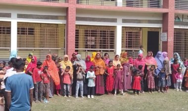 বাঘায় প্রধান শিক্ষকের দুর্নীতি ও সহকারি শিক্ষিকার বদলি আবেদন প্রত‍্যাহারে দাবিতে মানববন্ধন