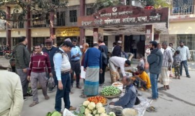 হাটে সবজি বিক্রিতে বাঁধাদিয়াই-ইউএনও অফিসের সামনে বাজার বসালেন কৃষকরা