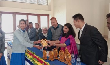 নওগাঁয় দূর্নীতিবিরোধী বিতর্ক প্রতিযোগীতার পুরষ্কার বিতরণী 