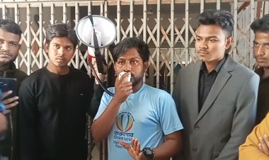 নওগাঁয় হাসপাতালের অনিয়ম-দুর্নীতির প্রতিবাদে-তত্ত্বাবধায়কের কার্যালয় ঘেরাও