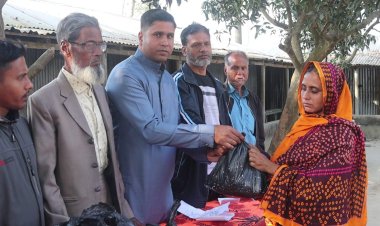 নওগাঁয় অসচ্ছল ৫০ জন গর্ভবতী পেলেন গরুর দুধ