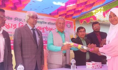 চাঁপাইনবাবগঞ্জ মহিলা কলেজে বিজয়ী শিক্ষার্থীদের মাঝে পুরস্কার বিতরণ