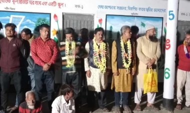 ধামইরহাটে পৌর বিএনপি'র নবনির্বাচিত সভাপতি ও সাধারণ সম্পাদক ভোটারদের বাড়ি মিষ্টি বিতরণ