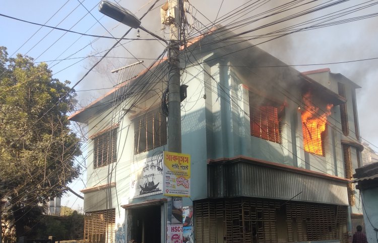 চাঁপাইনবাবগঞ্জ জেলা আওয়ামী লীগ কার্যালয়ে ভাঙচুর ও আগুন